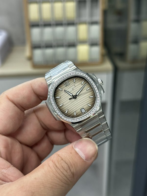 Patek Philippe Nautilus Automatique Cadran Gris Sertie de Diamants 7118 1200A 011 35.2mm – Image 6