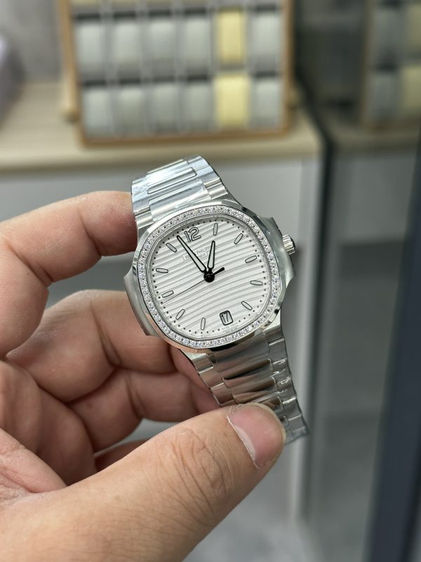 Patek Philippe Nautilus Automatique Cadran Blanc Sertie de Diamants 7118 1200A 010 – Image 6