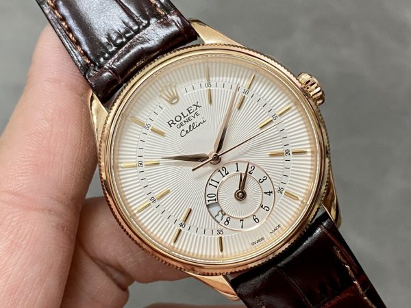 Rolex Cellini Dual Time 50525 Cadran Argent Bracelet Cuir Noir 39mm Montre Réplique Homme – Image 5