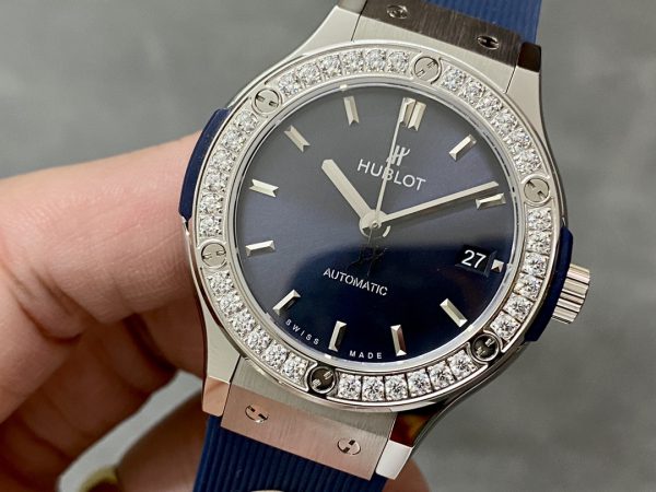 565.NX.7170.RX.1204 Hublot Classic Fusion Titane Bleu Diamants – Image 3