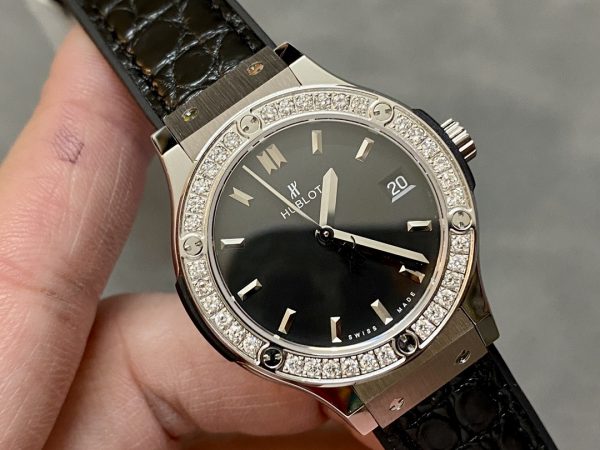 Hublot Classic Fusion 581.NX.1171.LR.1104 33mm Montre Femme – Image 4