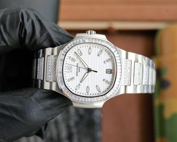 Patek Philippe Nautilus Femme Or Blanc Lunette Sertie de Diamants 7118 – Image 7