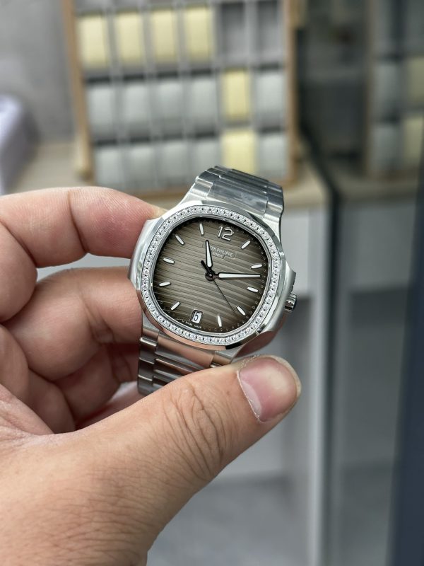 Patek Philippe Nautilus Automatique Cadran Gris Sertie de Diamants 7118 1200A 011 35.2mm – Image 5