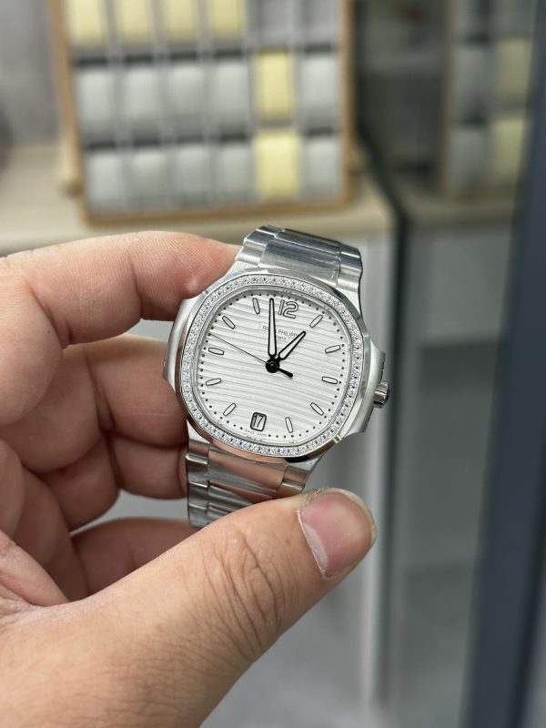 Patek Philippe Nautilus Automatique Cadran Blanc Sertie de Diamants 7118 1200A 010 – Image 5