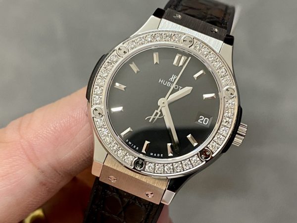 Hublot Classic Fusion 581.NX.1171.LR.1104 33mm Montre Femme – Image 5