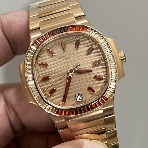 Patek Philippe Nautilus Femme Or Rose Lunette Sertie de Pierres 7118 1300R 001 – Image 8