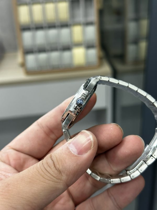 Patek Philippe Nautilus Automatique Cadran Gris Sertie de Diamants 7118 1200A 011 35.2mm – Image 4