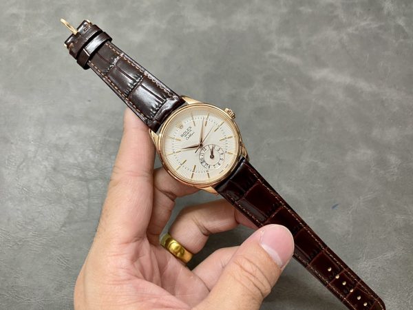 Rolex Cellini Dual Time 50525 Cadran Argent Bracelet Cuir Noir 39mm Montre Réplique Homme – Image 3