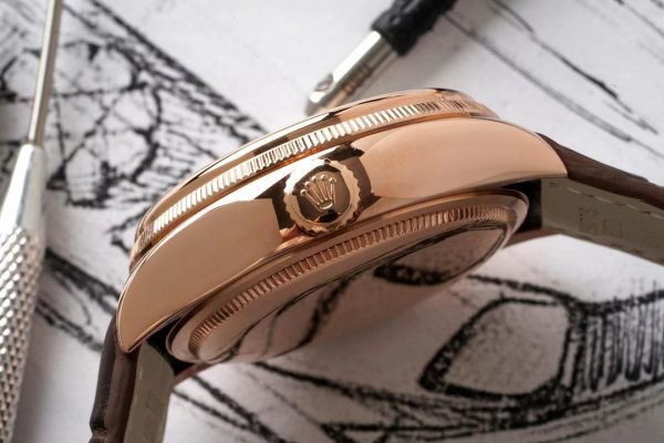 Rolex Cellini Dual Time 50525 Cadran Argent Bracelet Cuir Brun 39mm Montre Réplique Homme – Image 5
