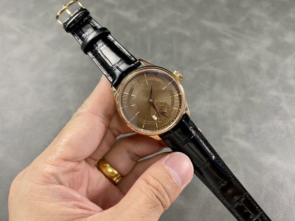 Rolex Cellini Dual Time 50525 Cadran Guilloché Brun Bracelet Cuir Noir 39mm Montre Réplique Homme – Image 5