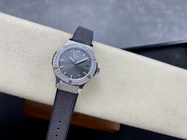 Hublot Classic Fusion 581.NX.7071.LR.1104 33mm Réplique Dame Grise – Image 6