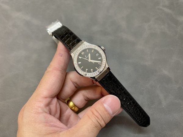 Hublot Classic Fusion 581.NX.1171.LR.1104 33mm Montre Femme – Image 6