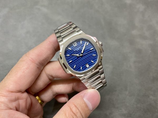 Patek Philippe Nautilus Femme Cadran Bleu et Gris 7118 1A 001 35,2mm – Image 6