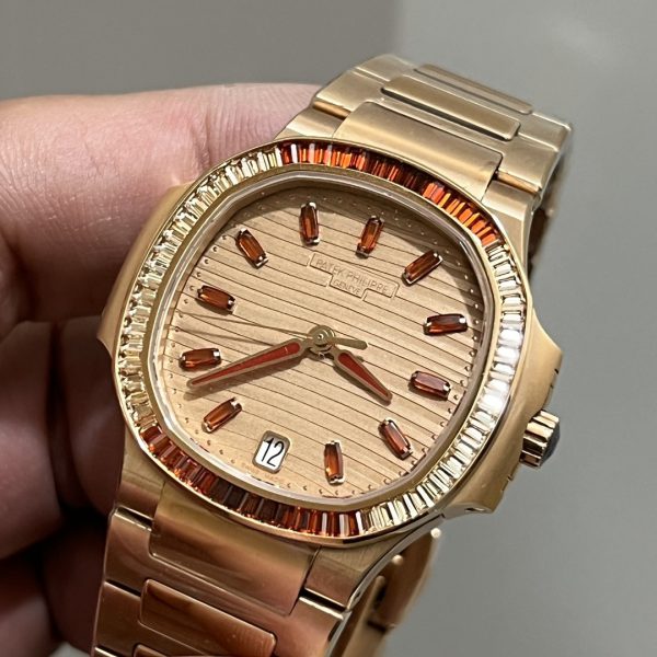 Patek Philippe Nautilus Femme Or Rose Lunette Sertie de Pierres 7118 1300R 001 – Image 7