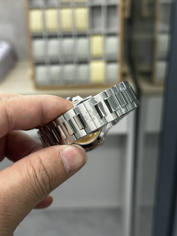 Patek Philippe Nautilus Automatique Cadran Blanc Sertie de Diamants 7118 1200A 010 – Image 3