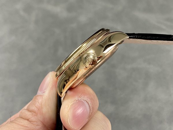 Rolex Cellini Dual Time 50525 Cadran Guilloché Brun Bracelet Cuir Noir 39mm Montre Réplique Homme – Image 4