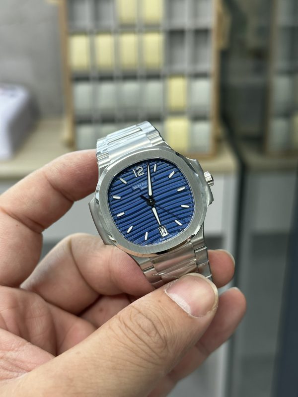 Patek Philippe Nautilus Femme Cadran Bleu et Gris 7118 1A 001 35,2mm – Image 5