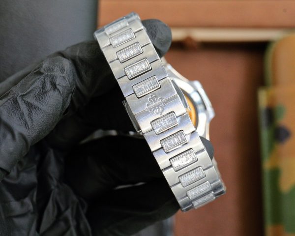 Patek Philippe Nautilus Femme Or Blanc Lunette Sertie de Diamants 7118 – Image 4