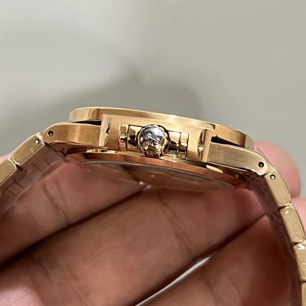 Patek Philippe Nautilus Femme Or Rose Lunette Sertie de Pierres 7118 1300R 001 – Image 6