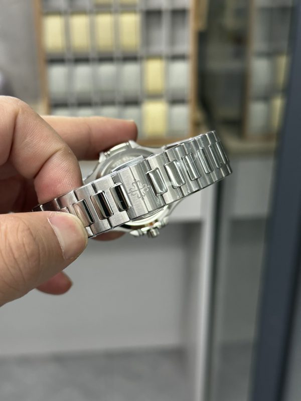 Patek Philippe Nautilus Automatique Cadran Gris Sertie de Diamants 7118 1200A 011 35.2mm – Image 7