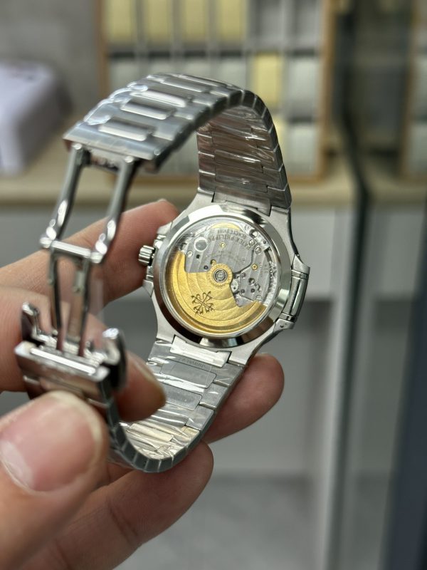 Patek Philippe Nautilus Automatique Cadran Blanc Sertie de Diamants 7118 1200A 010 – Image 7
