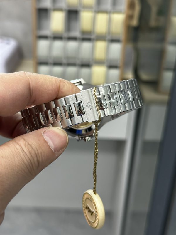 Patek Philippe Nautilus Calendrier Annuel Cadran Blanc 5726 1A 010 – Image 7