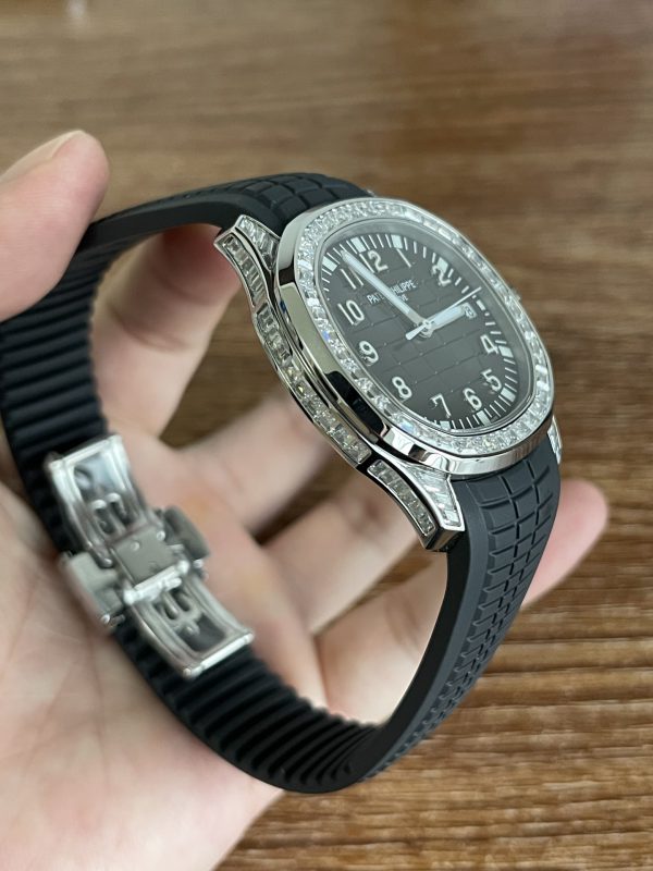 Réplique Patek Philippe Aquanaut 5267 200A 001 Cadran Noir Lunette Diamants – Image 5