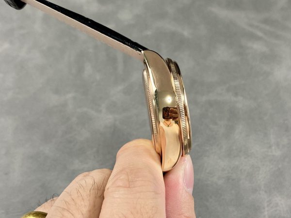 Rolex Cellini Dual Time 50525 Cadran Guilloché Brun Bracelet Cuir Noir 39mm Montre Réplique Homme – Image 3
