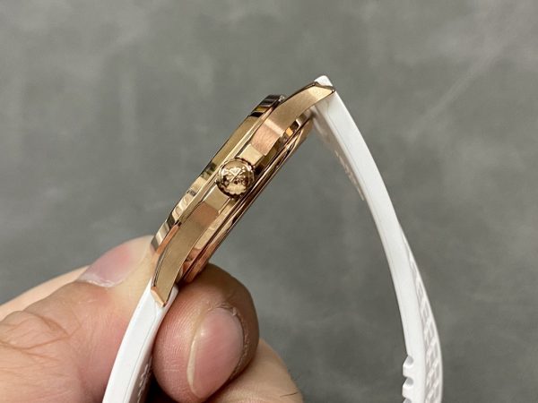 Réplique Patek Philippe Aquanaut Or Rose Cadran Blanc 5068R 010 Montre Femme 36mm – Image 5