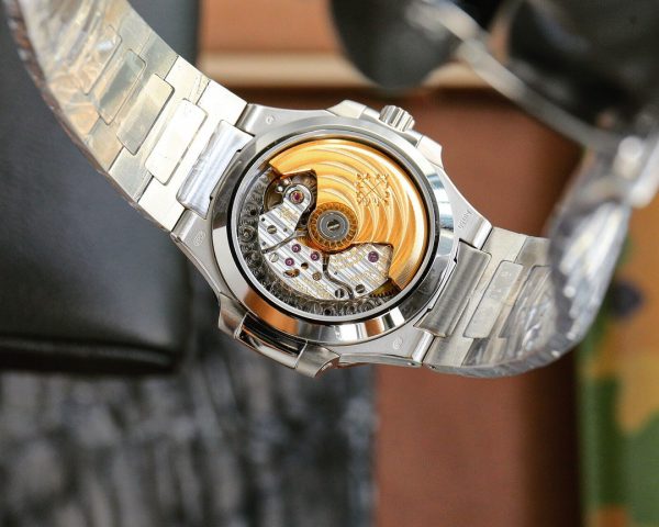 Patek Philippe Nautilus Femme Or Blanc Lunette Sertie de Diamants 7118 – Image 3