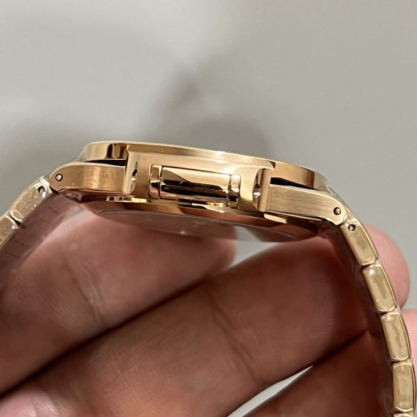 Patek Philippe Nautilus Femme Or Rose Lunette Sertie de Pierres 7118 1300R 001 – Image 5