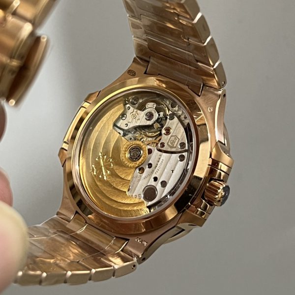 Patek Philippe Nautilus Femme Or Rose Lunette Sertie de Pierres 7118 1300R 001 – Image 4