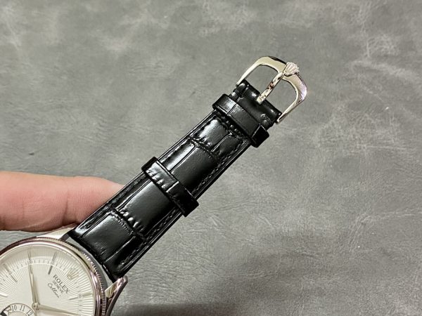 Rolex Cellini Dual Time 50529 Cadran Soleil Argent Bracelet Cuir Noir 39mm Montre Réplique Homme – Image 3