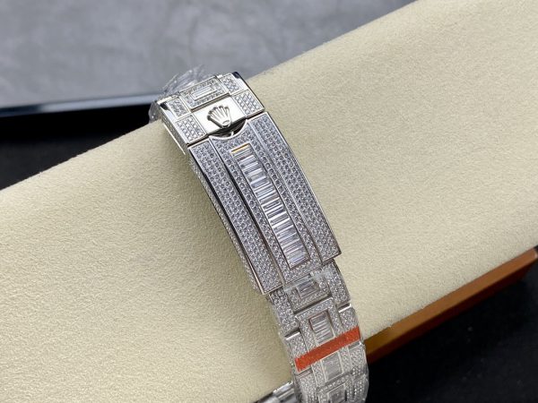 Rolex GMT Master AMG 126710BLRO 40mm Double Fuseau Horaire Cadran Noir Montre à Diamants – Image 2
