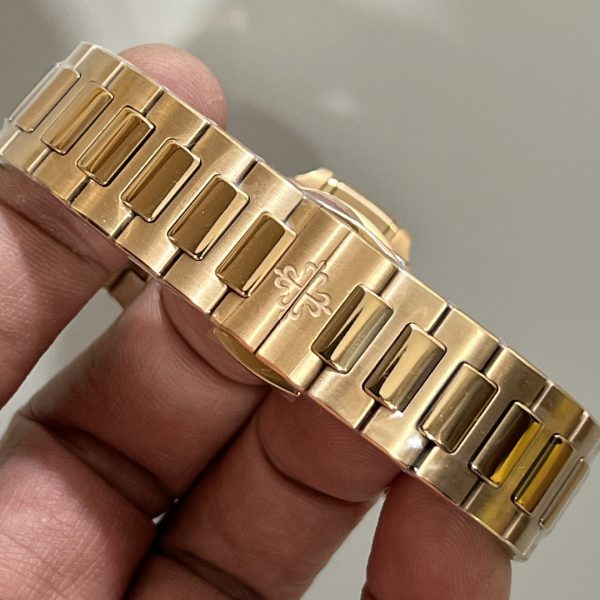 Patek Philippe Nautilus Femme Or Rose Lunette Sertie de Pierres 7118 1300R 001 – Image 11