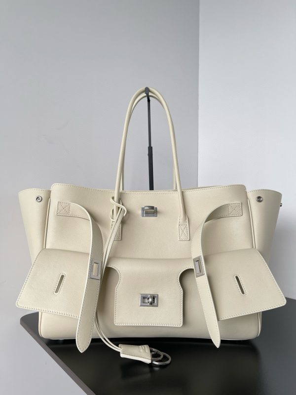 Sac Balenciaga Bel Air Carry All taille moyenne en cuir de veau beige – Image 8