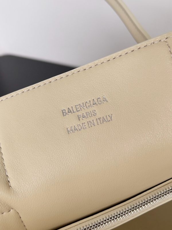 Sac Balenciaga Bel Air Carry All taille moyenne en cuir de veau beige – Image 7