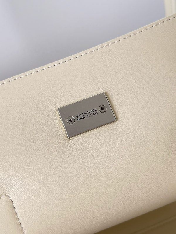 Sac Balenciaga Bel Air Carry All taille moyenne en cuir de veau beige – Image 6