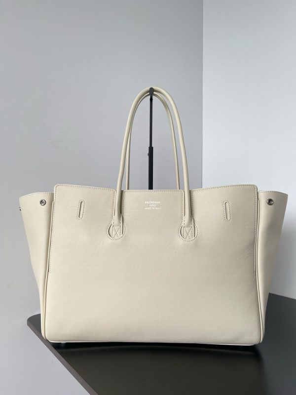 Sac Balenciaga Bel Air Carry All taille moyenne en cuir de veau beige – Image 4