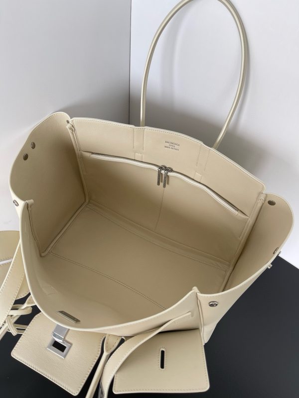 Sac Balenciaga Bel Air Carry All taille moyenne en cuir de veau beige – Image 3