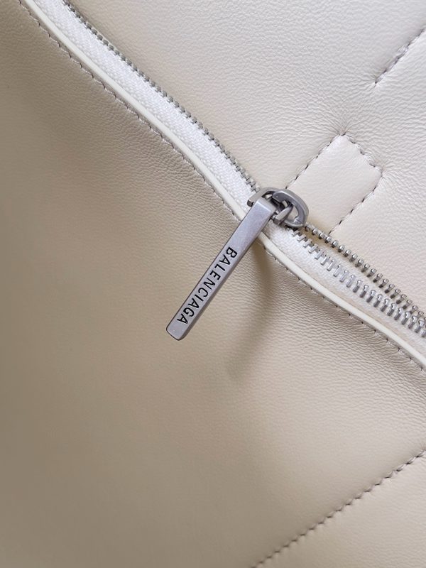 Sac Balenciaga Bel Air Carry All taille moyenne en cuir de veau beige – Image 2
