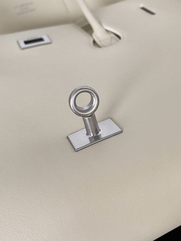 Sac Balenciaga Bel Air Carry All taille moyenne en cuir de veau beige – Image 10