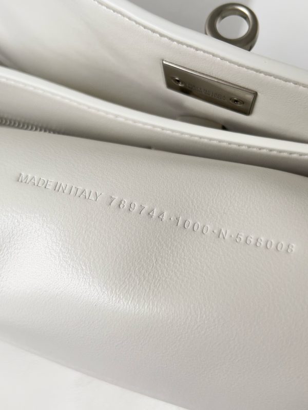 Sac Balenciaga Rodeo Grand modèle en cuir de veau embossé crocodile blanc – Image 6