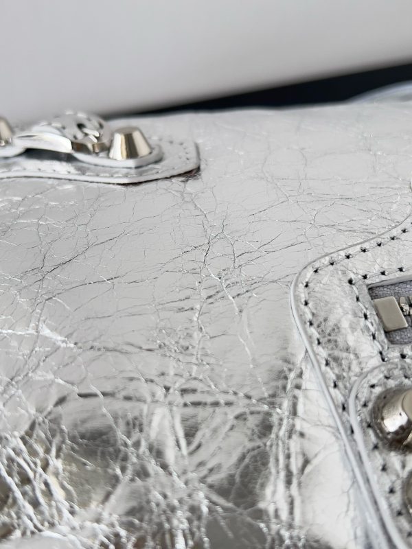 Petit sac Balenciaga Le City en cuir d’agneau métallique argenté – Image 10