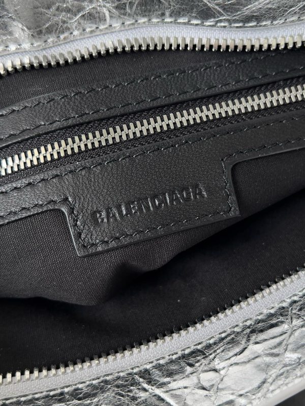 Petit sac Balenciaga Le City en cuir d’agneau métallique argenté – Image 9