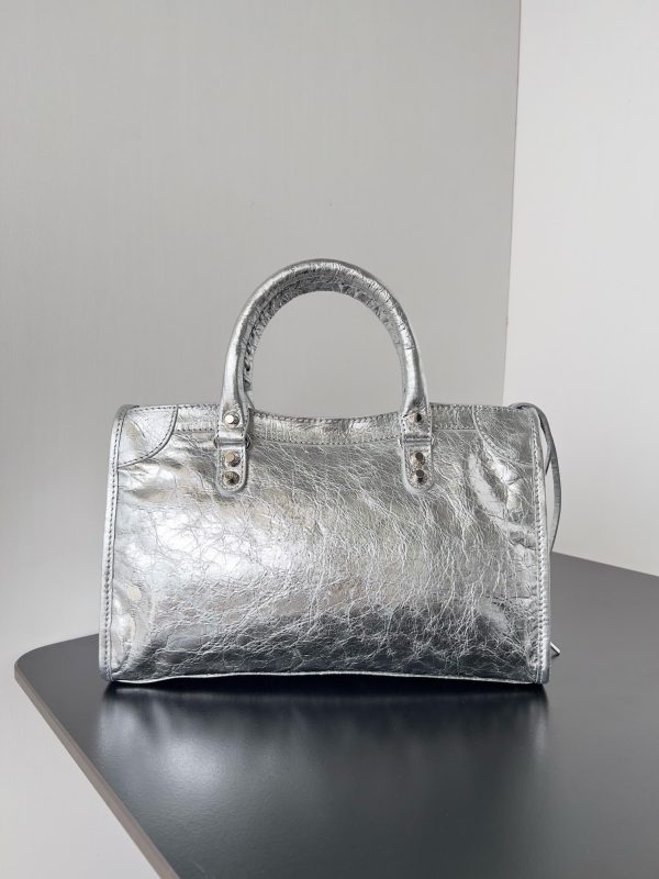 Petit sac Balenciaga Le City en cuir d’agneau métallique argenté – Image 8