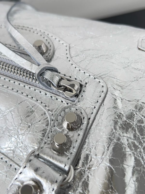 Petit sac Balenciaga Le City en cuir d’agneau métallique argenté – Image 7