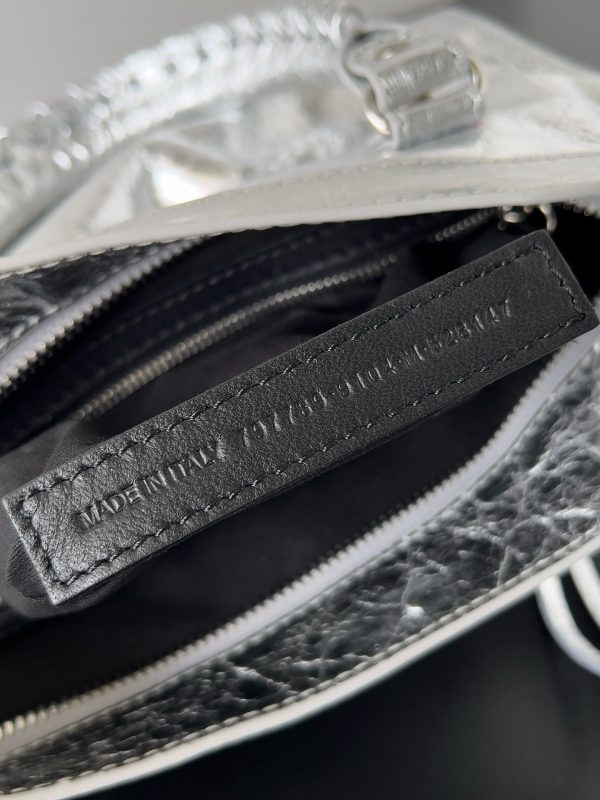Petit sac Balenciaga Le City en cuir d’agneau métallique argenté – Image 5