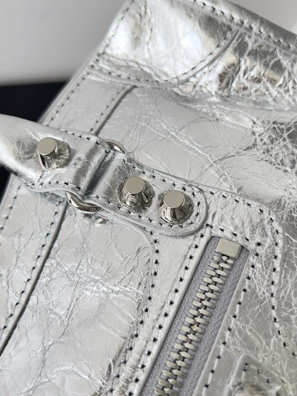 Petit sac Balenciaga Le City en cuir d’agneau métallique argenté – Image 4