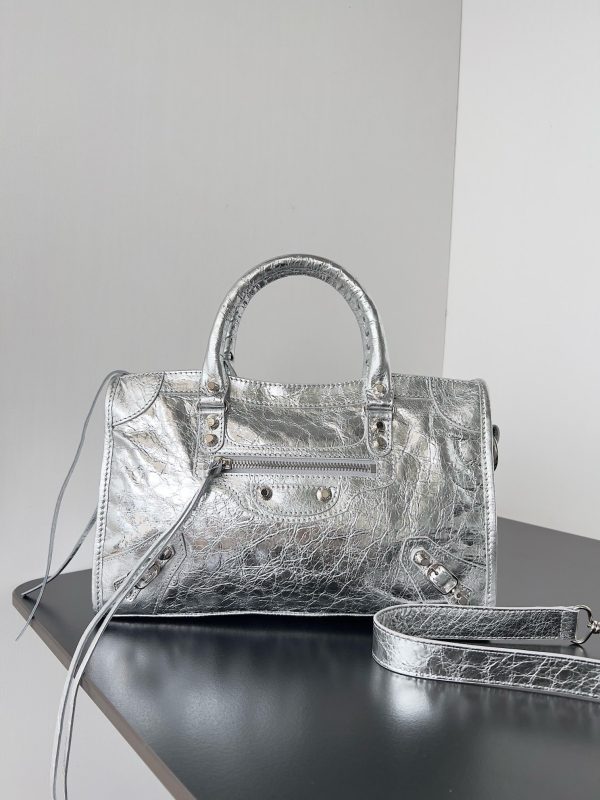 Petit sac Balenciaga Le City en cuir d’agneau métallique argenté – Image 3